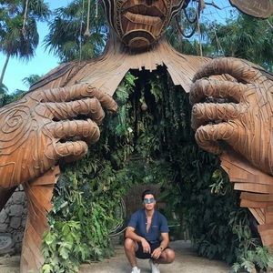 Meet your Posher, Tomas